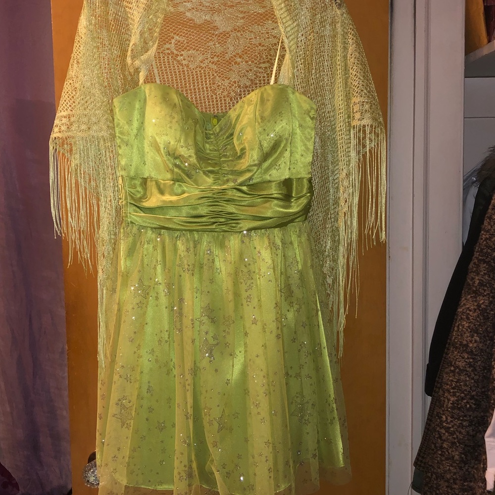 Nice green strapless short prom dress.